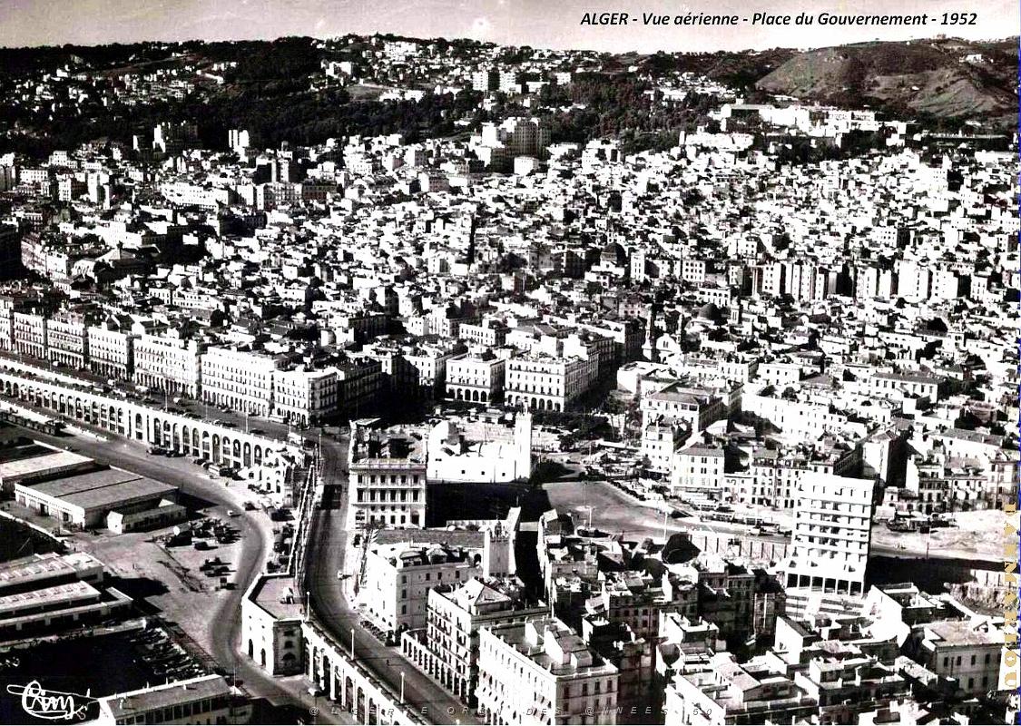 Alger - Vue Aerienne - Centre - Place du Gouvernement - 1952.jpg